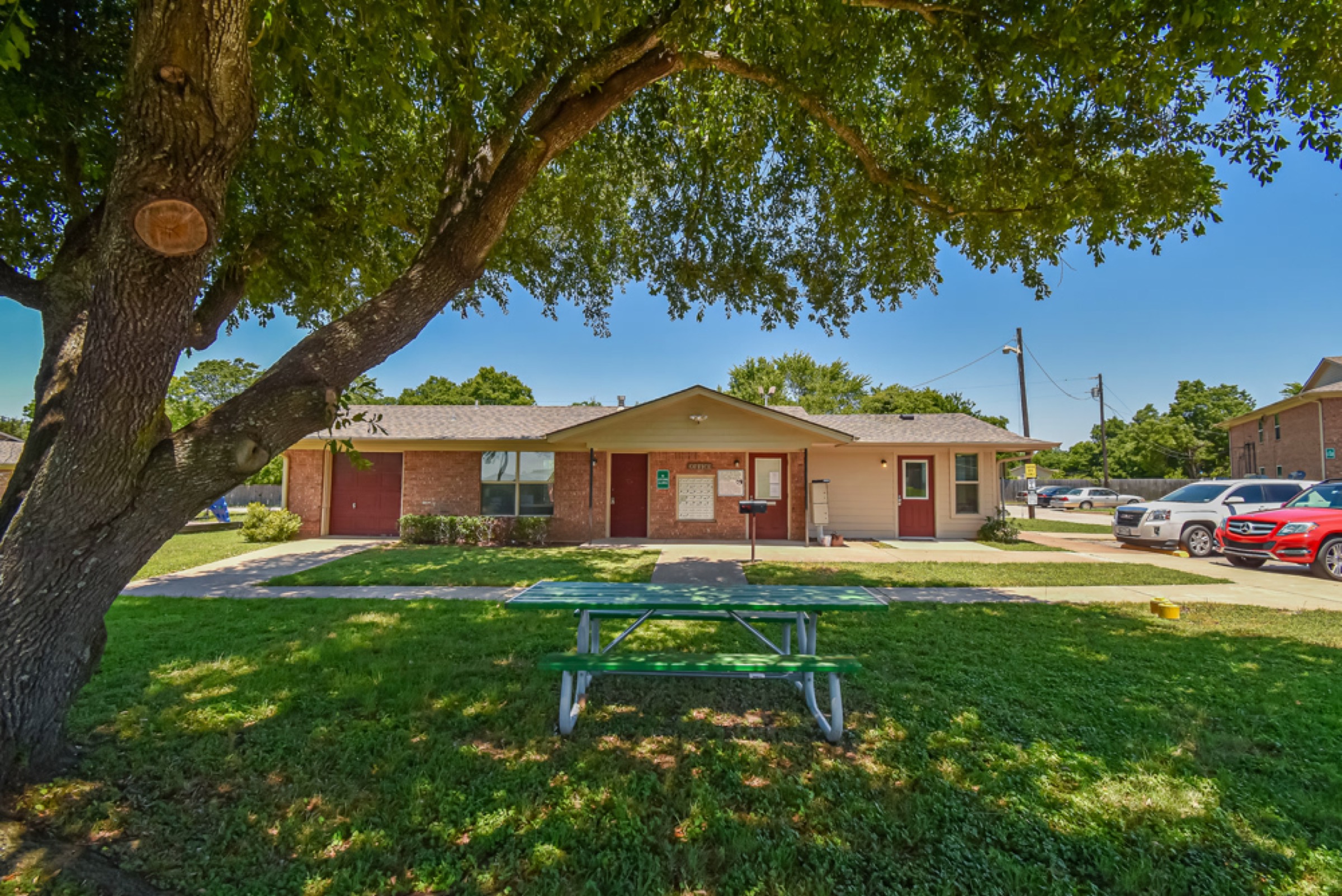 Crossing at Oak Grove community features