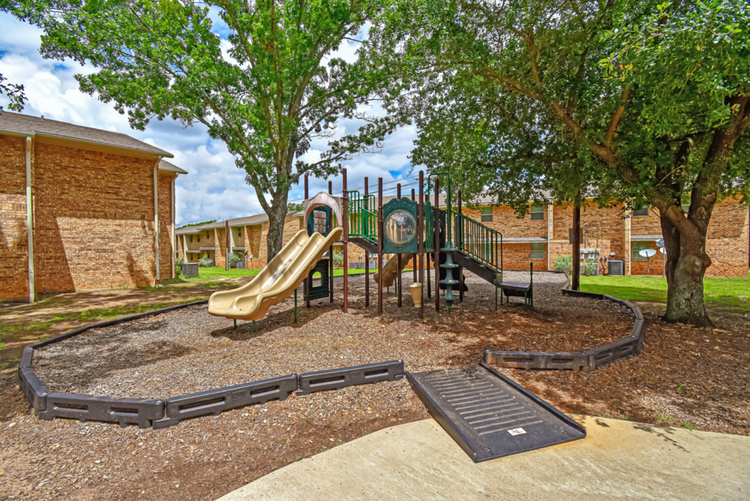 The Oaks of Fairview community features