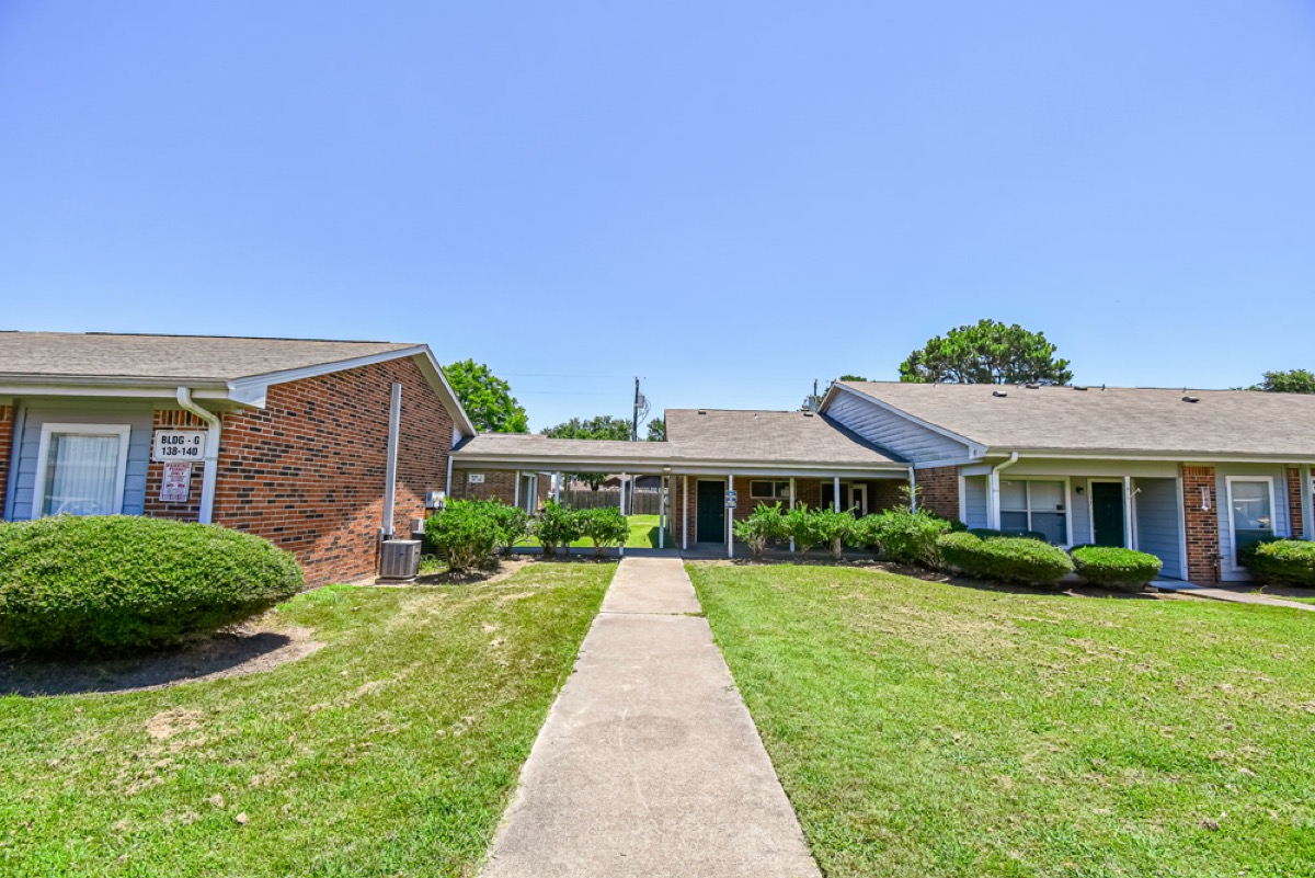 Shady Oaks gallery photo 14