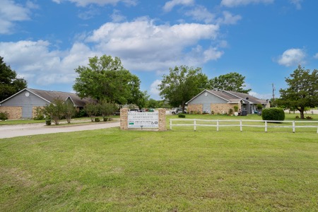 Wills Point Manor gallery photo 2