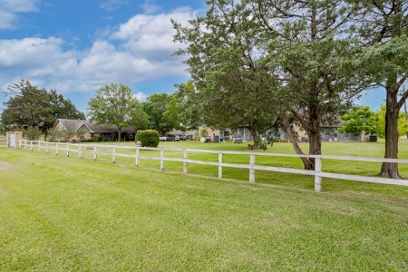 Wills Point Manor gallery photo 3